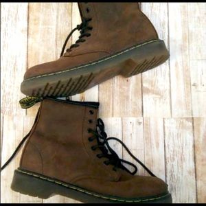 Dr Martens - brown boot w black laces